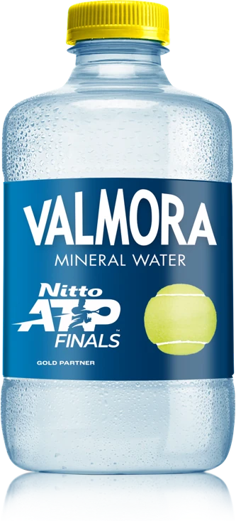 Bottiglietta Valmora 0,33 l, edizione speciale Nitto ATP Finals: etichetta blu con il marchio del torneo, la pallina e la scritta Gold Partner