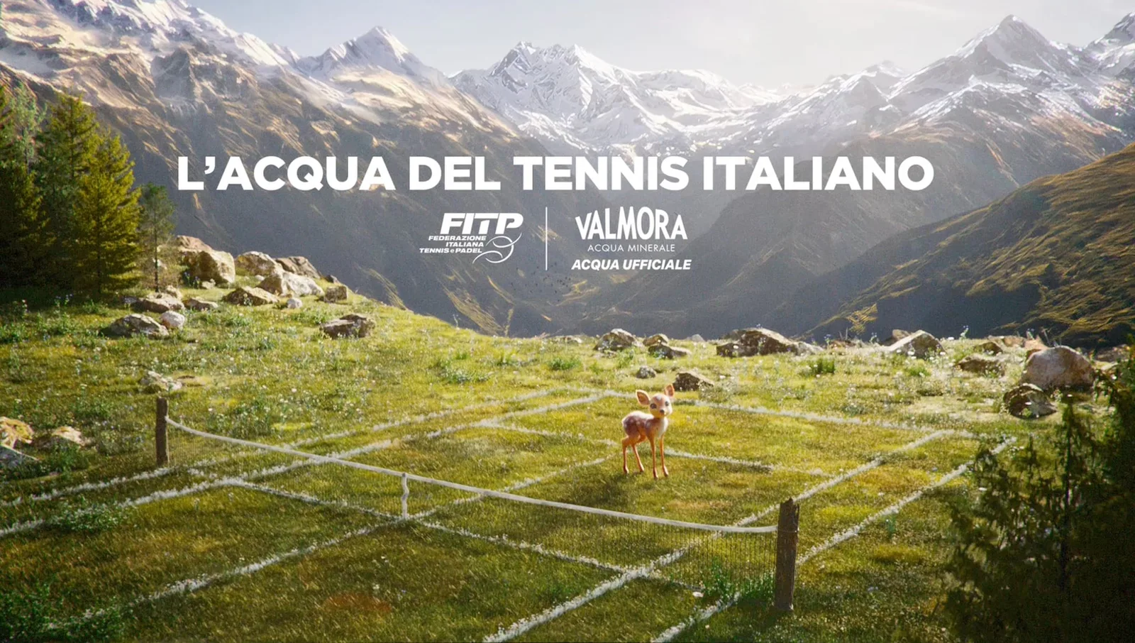 Il cerbiatto Valmora su un campo da tennis d'erba tra le Alpi, con la scritta L'Acqua del Tennis Italiano